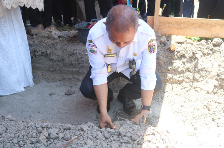 Bupati AIM letakkan Batu Pertama Pembangunan Gedung Yayasan Ahsani Taqwim Bumimulyo dan serahkan ban