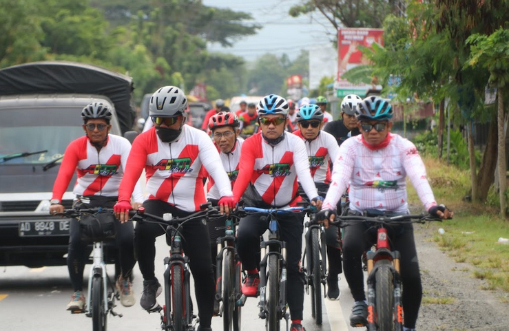 Sambil Bersepeda, Bupati AIM Berkunjung di Kecamatan Wonomulyo, Balanipa dan Kabupaten Majene