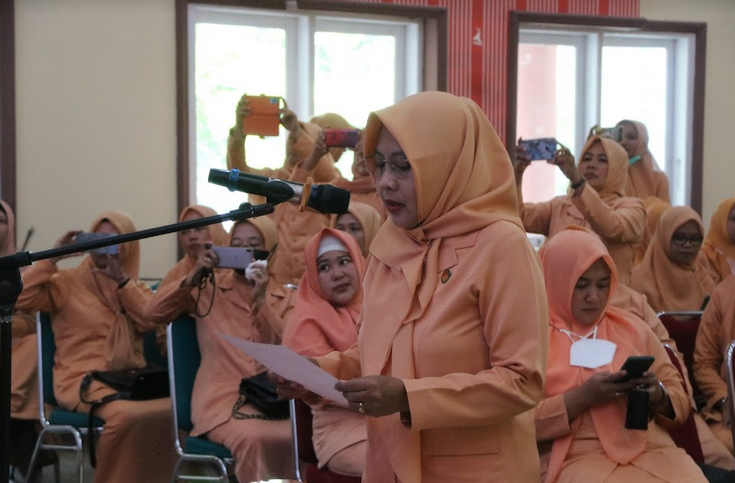 Ny. Sukmawaty Bebas Lantik Ketua DWP Perangkat Kerja dan Vertikal Polman Periode 2019-2014 