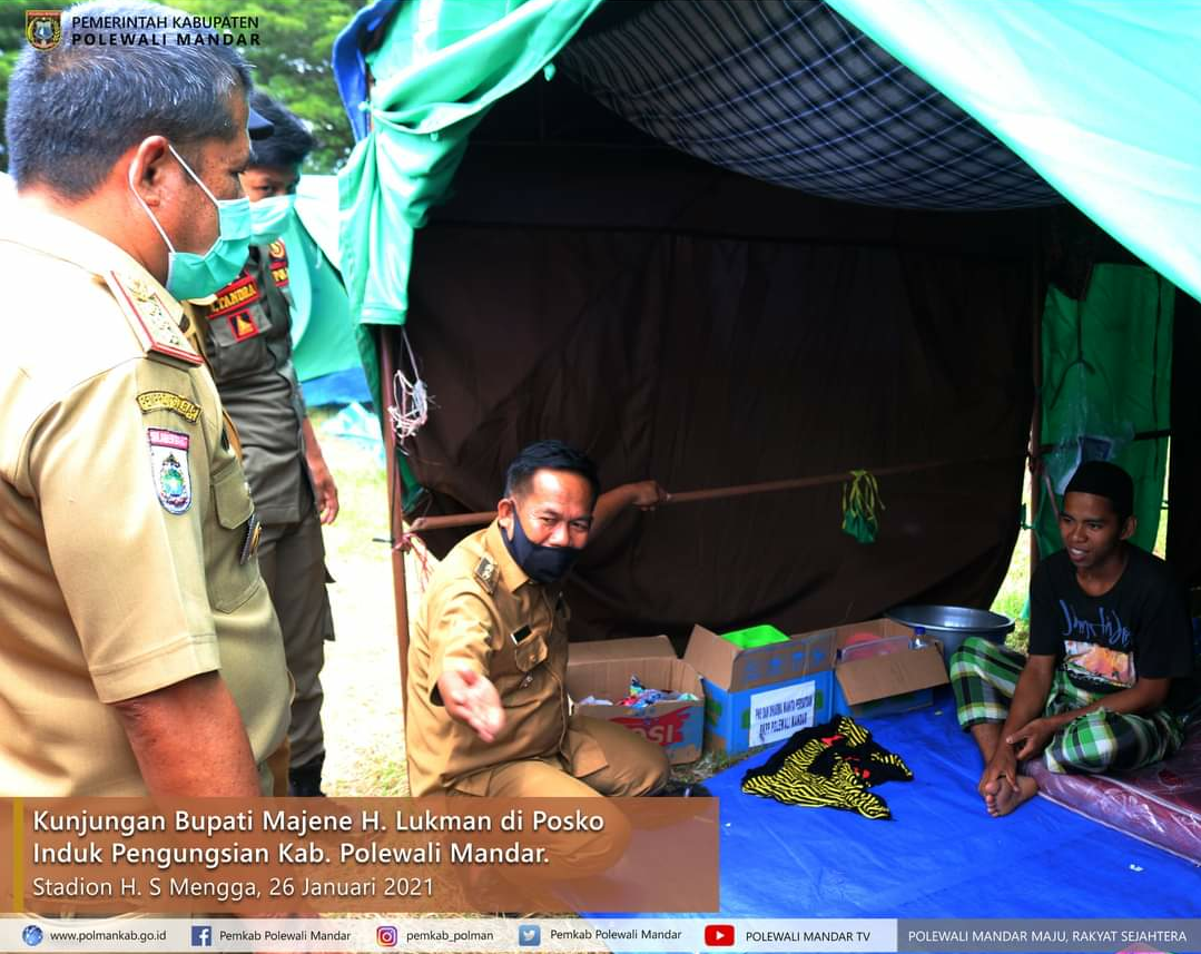 Bupati Majene Mengunjungi Warganya yang mengungsi di Stadion H.S Mengga Kabupaten Polewali Mandar