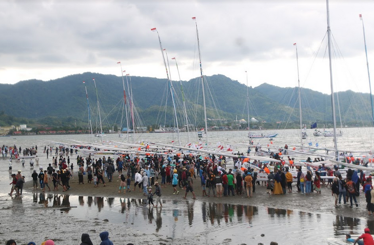 Etape IV Festival Sandeq 2022, Disambut Antusias Masyarakat Yang Memenuhi Pantai Manakarra Mamuju 