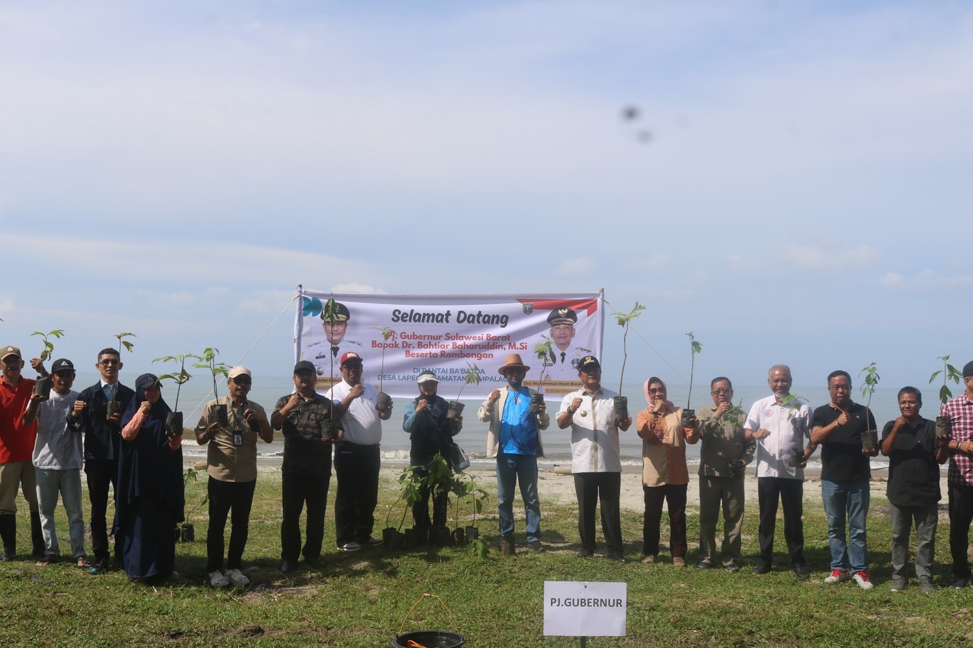Pj Gubernur Sulbar Tinjau Harga Bahan Pokok dan Tanam Pohon Bersama Jelang Lebaran