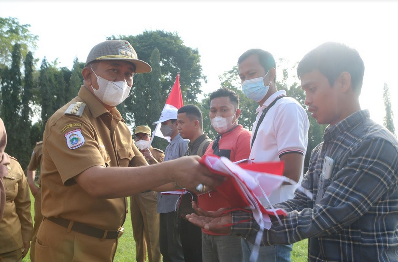 Pemkab Polman Ikut Berpartisipasi Dalam Gerakan Pembagian 10 Juta Bendera Merah Putih   