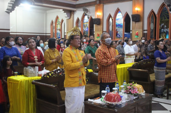 129 Orang Pendeta dan Guru Sekolah Minggu Polman Terima Insentif di Perayaan Natal 2022