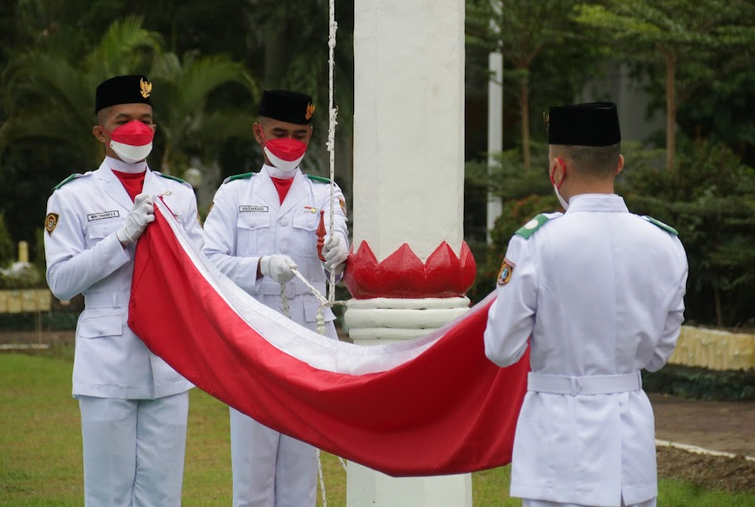 Wakil Bupati Polewali Mandar Pimpin Upacara Penurunan Bendera Merah Putih
